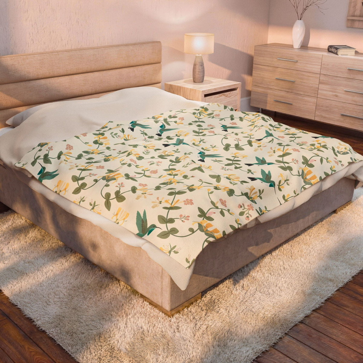 Hummingbirds and Honeysuckle Pattern Velveteen Plush Blanket