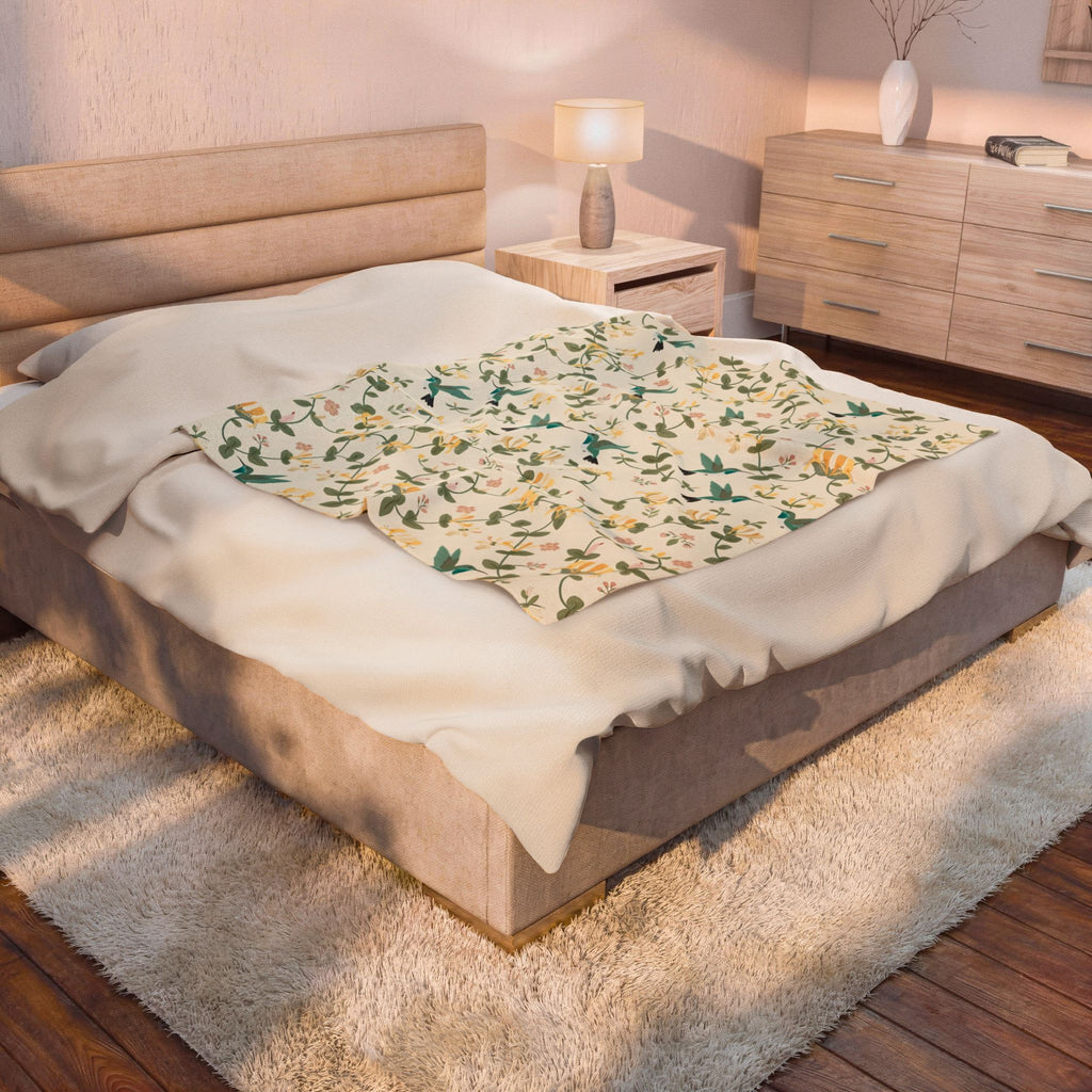 Hummingbirds and Honeysuckle Pattern Velveteen Plush Blanket