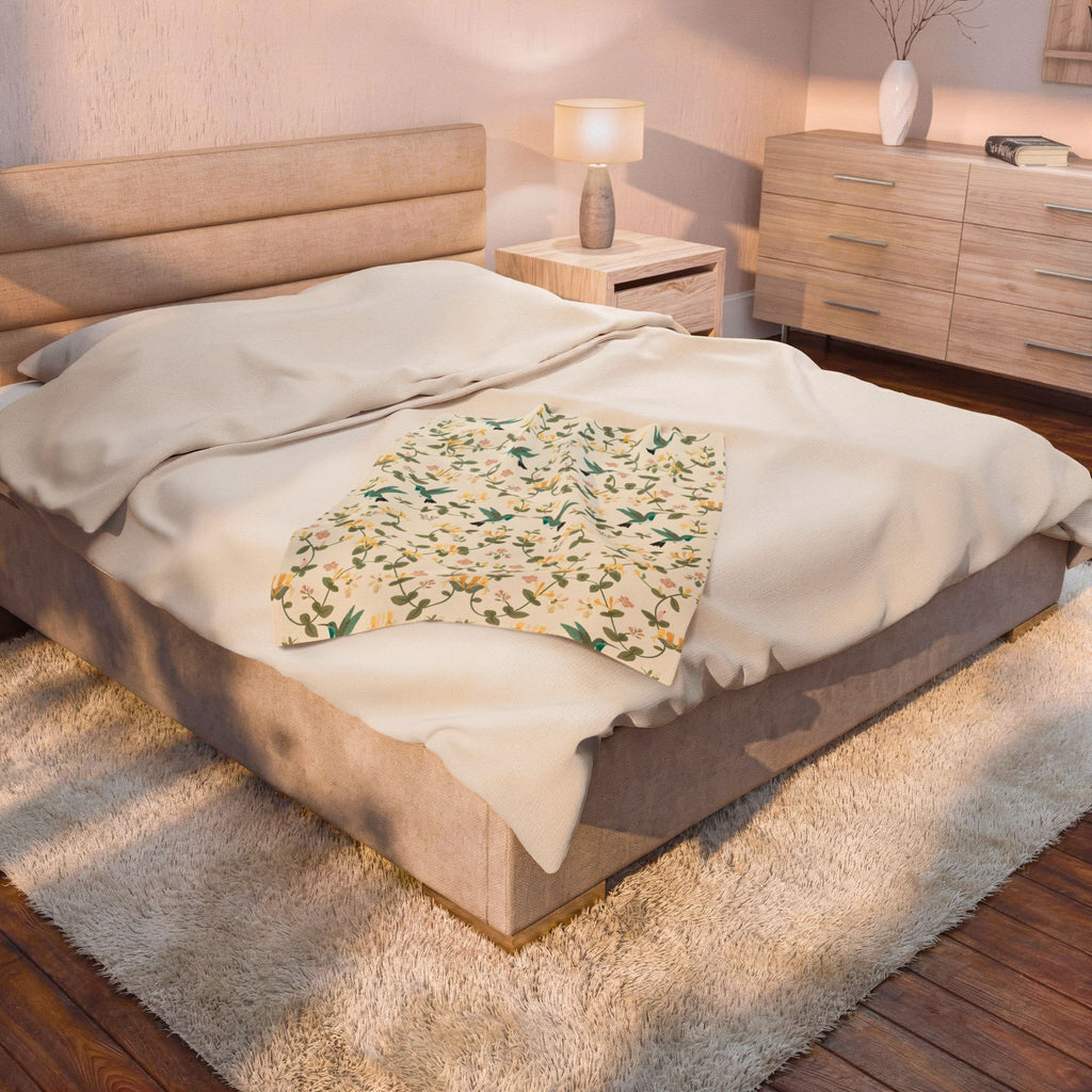 Hummingbirds and Honeysuckle Pattern Velveteen Plush Blanket